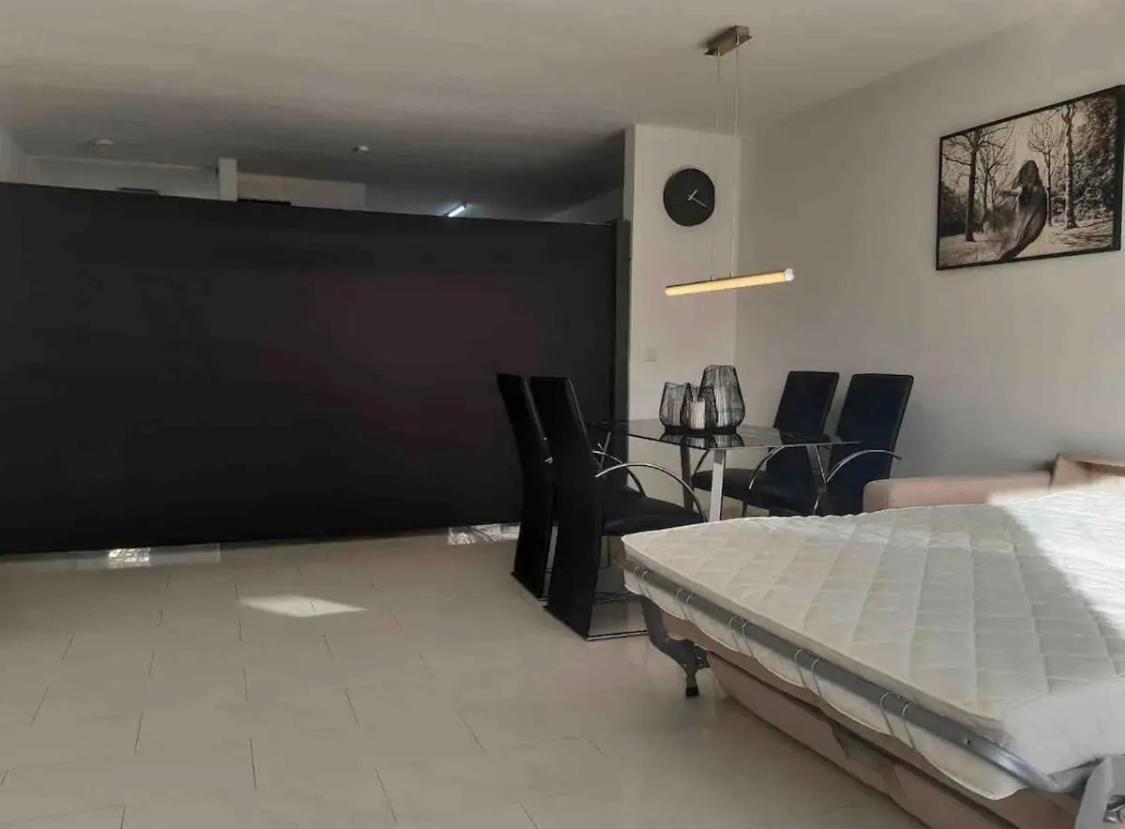Homestay Messe Airport Elegant